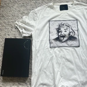 Limitato Tshirt  - Tja säljer nu denna skit snygga limitato tröjan! Skick 8/10 nästan aldrig använd, köpt för 1999 säljs för 550, vid minsta fundering hör av er!