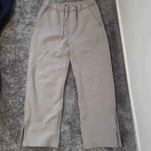 Cos byxor - Beige COS byxor i storlek M som va limited edition. Nypris 1200kr.