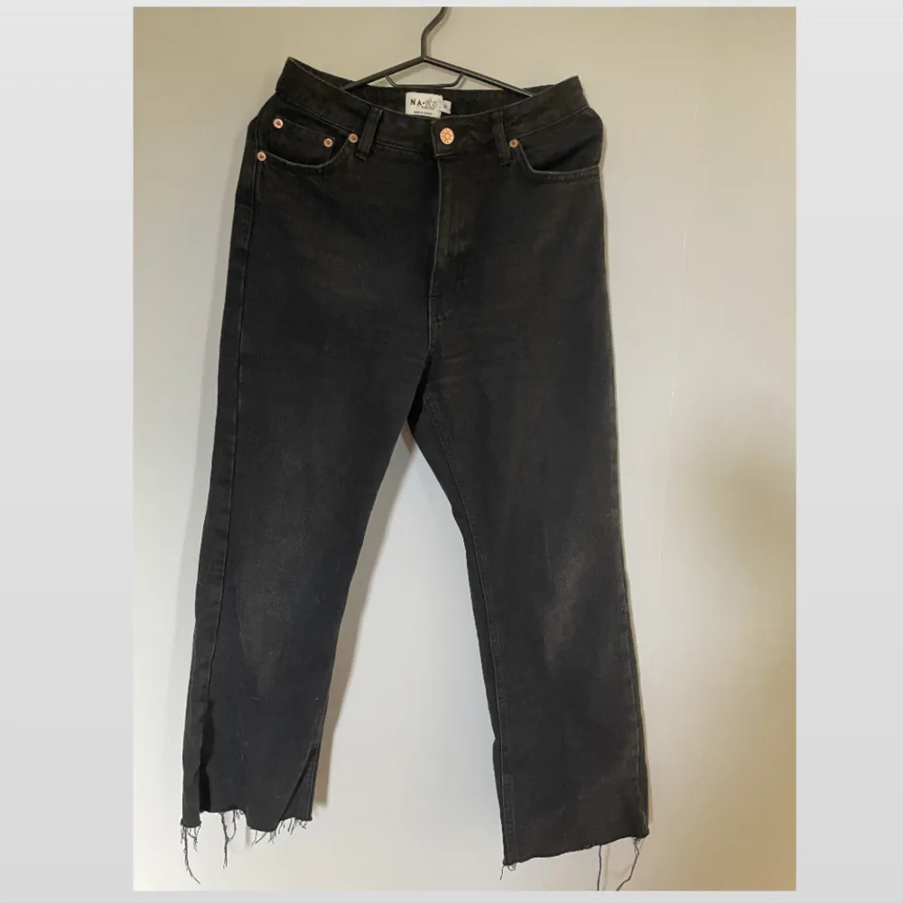Säljer dessa helt oanvända NA-KD jeans i storlek 36, säljer då de sitter lite tight på mig, nypris 400kr säljer för 150kr + frakt, skriv privat för mer info/bilder💓. Jeans & Byxor.
