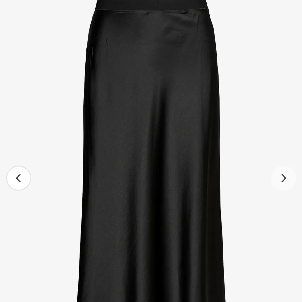 Så fin satin kjol från ahlvar gallery💓 lite mer grå svart i verkligheten, storlek M men passar mindre och köpt för 2500kr. Kjolar.