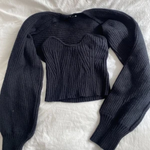 Stickad topp + ärmar 🌸 - Svart stickad topp med bolero/ärmar till, går att använda separat 💗💗