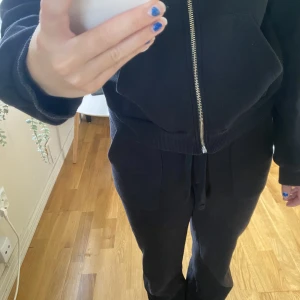 Mjukisset - Mjukisset från lager 157. Byxor i xs och tröjan i s