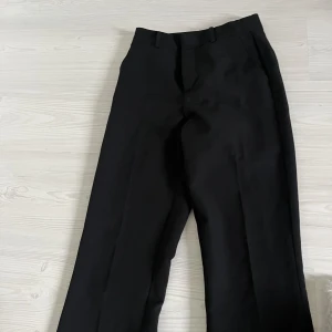 Kostymbyxor från Bikbok - Aldrig använda storlek 32 