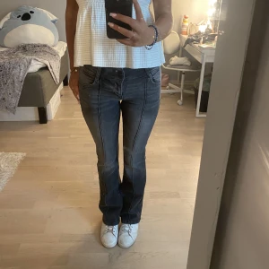 Low waist jeans  - Helt nya oanvända low waist jeans ifrån bershka, i en skit snygg grå färg, storlek 36, stretchiga, jag är ca 167-169cm lång, innerben 80cm, midjemått tvärs över 38cm🫶 