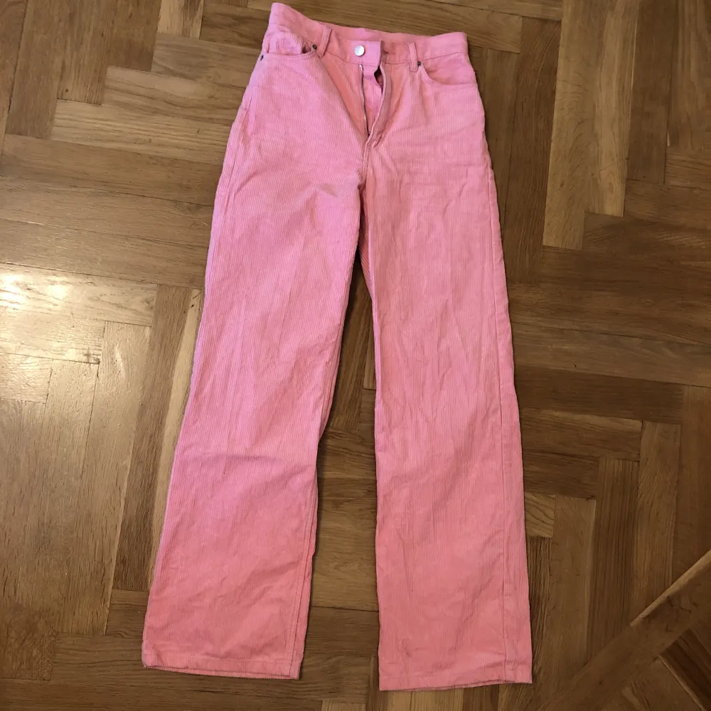 Svinsnygga Manchester byxor i rosa. Sitter som en smäck. Jag är 163 cm lång. Använda två gånger, i nyskick. . Jeans & Byxor.
