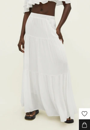 Vit långkjol!! - En vit jättefin långkjol ifrån Stradivarius! Den är aldrig använd.