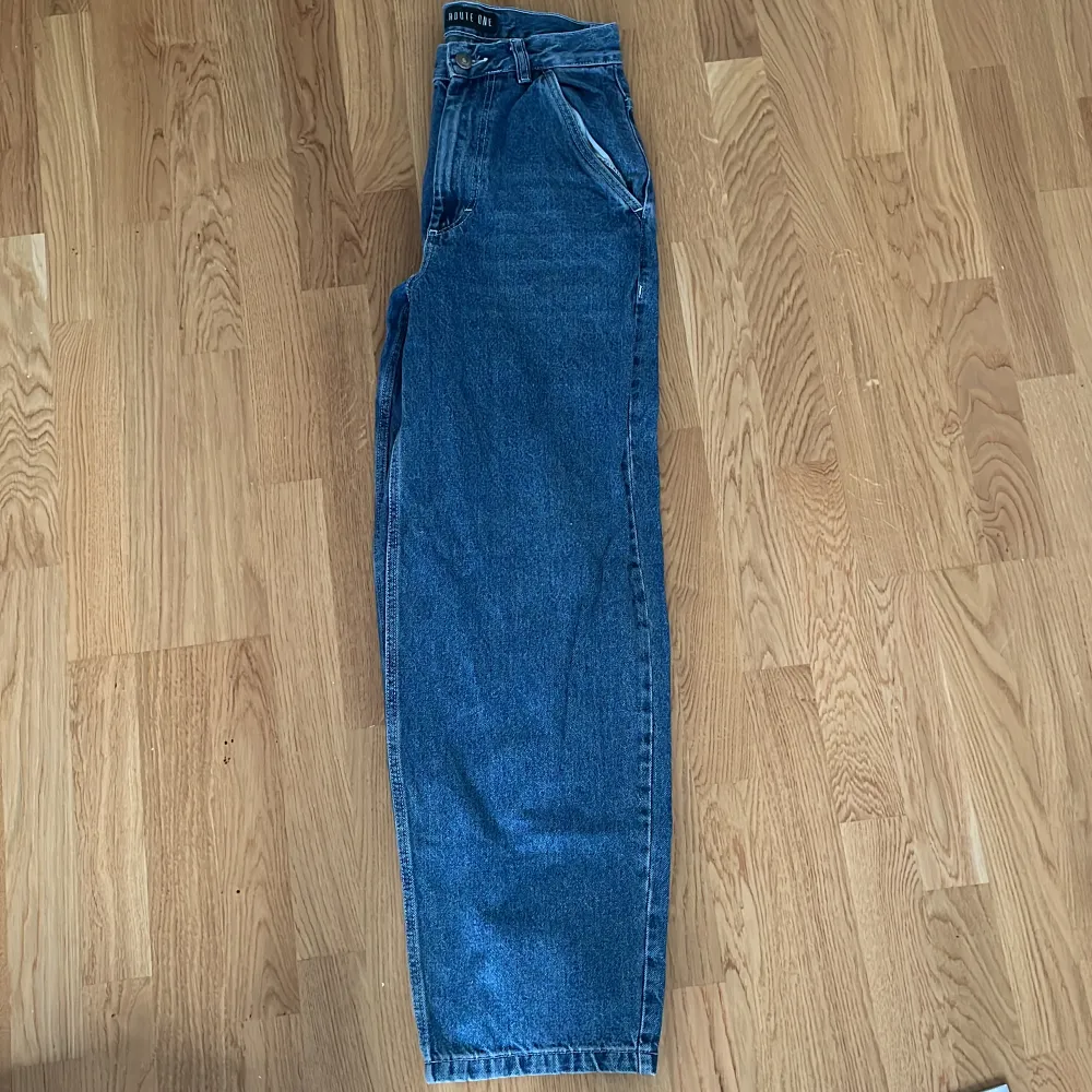 Jag säljer ett par feta baggy byxor från route one. Som ny pris går för 700kr. Median är 26 och längden är typ 31-32.. Jeans & Byxor.