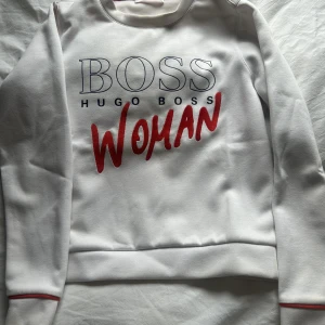 Hugo Boss Damtröja  - Hugo Boss Damtröja köpt ifrån Boozt Passar både XS och S  Värd 2000 
