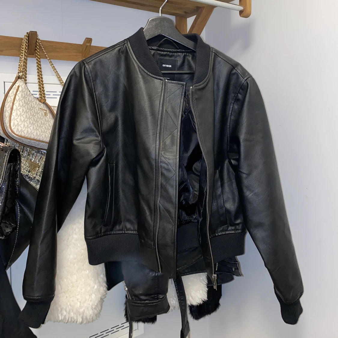 SVART BOMBERJACKA I FUSKLÄDER