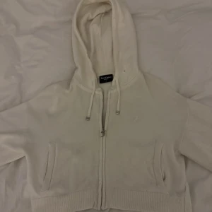 Juicy Couture stickad hoodie - Stickad ziphoodie från Juicy Couture. Använd fåtal gånger bra skick 🌸