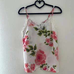 Linne - Blommig linne från Vero Moda som är superfin på och jättebra material. 