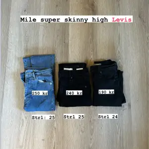 Orginalpris: 1099 styck. Säljer dessa jeans jag inte längre kan ha. 24 svarta är dem mest använda och därför billigast. 💗 köp alla för 500 kr 
