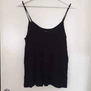 Linne med volang - Oanvänt linne med volang, lapp kvar. 100% viskos