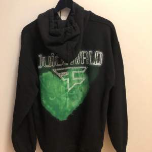 Juice WRLD ”legends never die” hoodie i samarbeta med FaZe Clan. Tröjan är i fint skick!