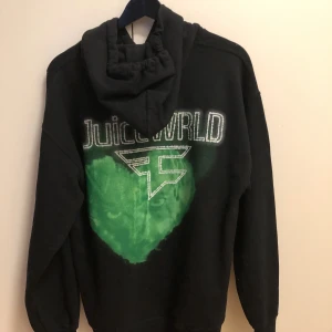 Juice WRLD x FaZe Clan hoodie - Juice WRLD ”legends never die” hoodie i samarbeta med FaZe Clan. Tröjan är i fint skick!