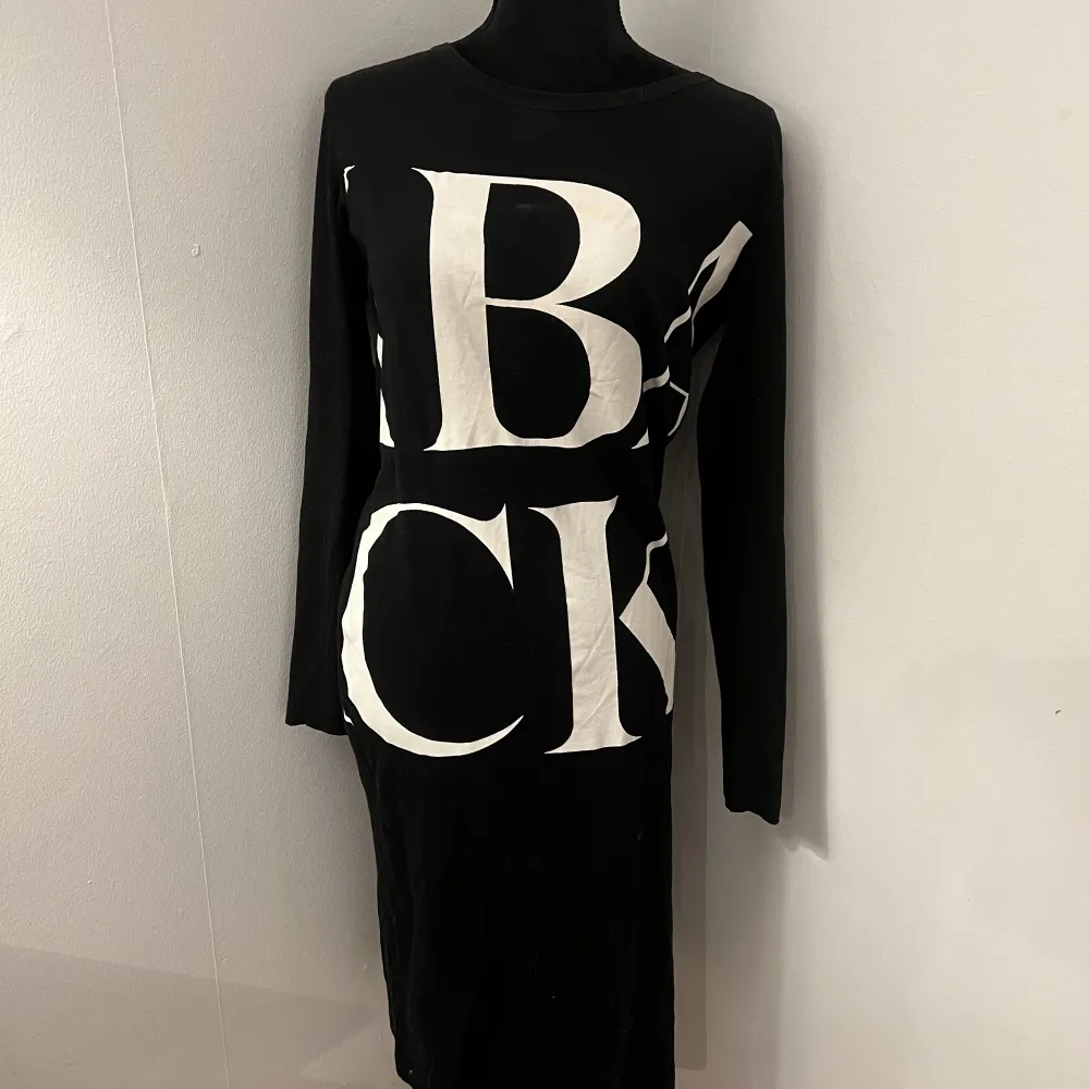 Tygklänning BACK svart/ vit text  Cool. Klänningar.