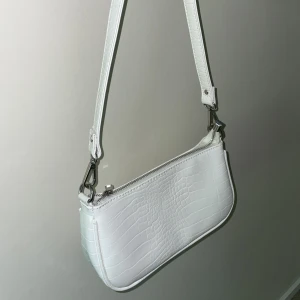 Handväska/axelremsväska - En vit handväska/axelremsväska från gina tricot