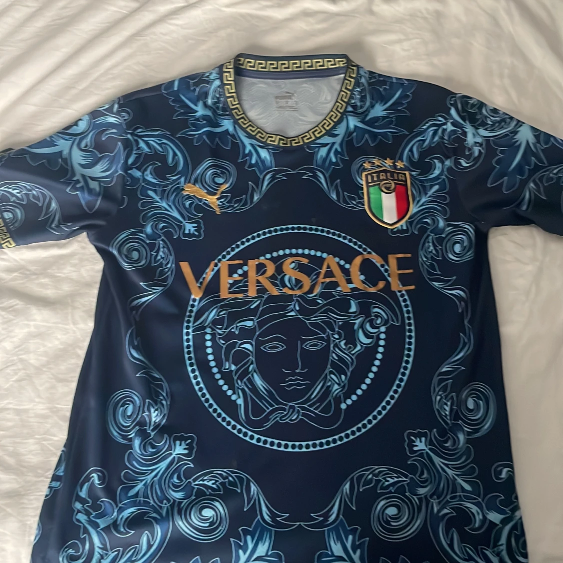 Säljer en italy x versache fotbolls tshirt