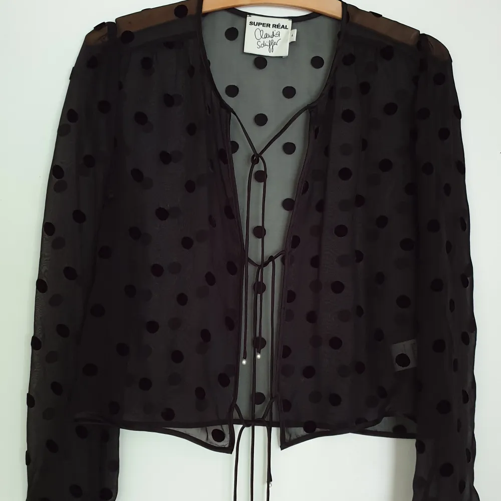 Réalisation Par - Claudia Schiffer collection  Model: Poppy Top Polka Dot   Size: s  Never used, in perfect condition!  Polka dots in a luxurious velvet<3. Blusar.