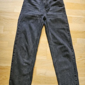 Barnjeans - Svarta Gina tricotjeans Straight modell lite använda