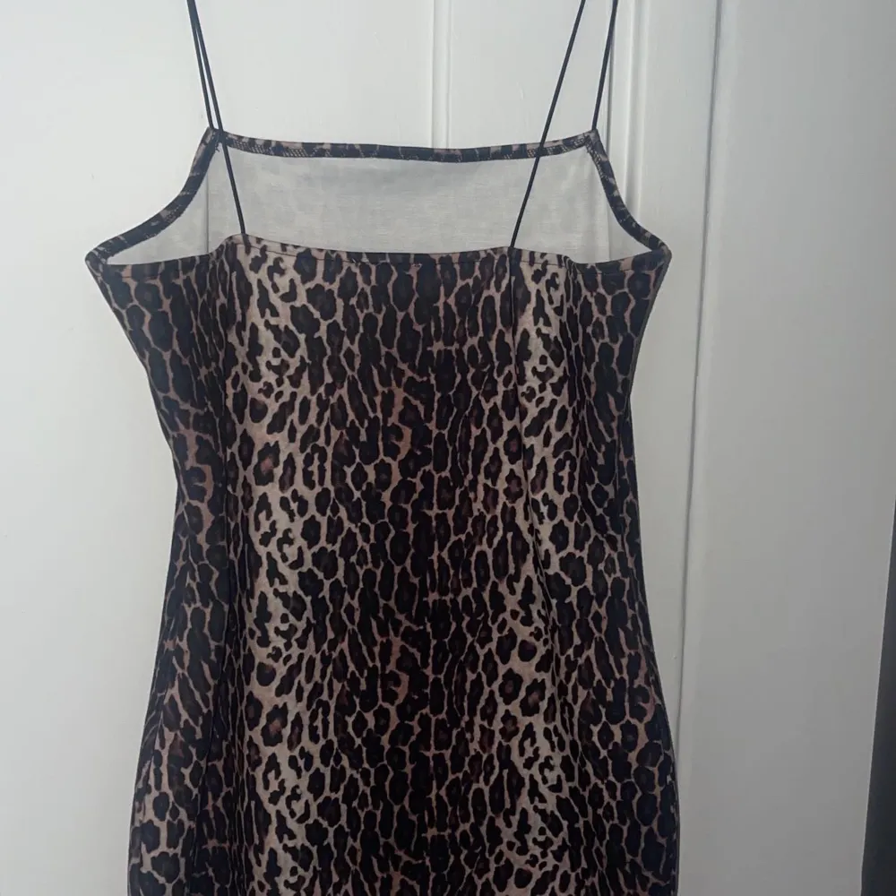 Superfin tajt, kort klänning i leopardmönster från Na-Kd x Summerburst 2019. Använts en gång så i praktiskt taget nyskick. Pris kan diskuteras . Mekot.