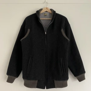 Japansk pälsfodrad bomberjacka - En skön vinterjacka från japanska märket Freshjibe. Har feta detaljer och är pälsfodrad så den är bra o varm för vintern. Storlek L (long). Knappt använd yäni