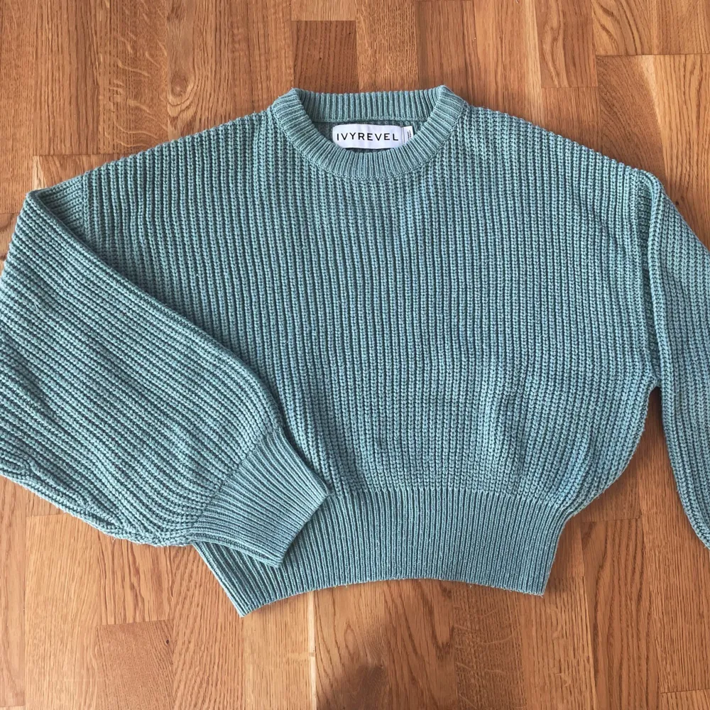 Stickad grön tröja från Ivyrevel(säljs inte längre). Storlek S. Tröjan är bra skick. Använd få antal gånger. ⭐️ säljer då jag inte har någon användning för den längre. Är 170 cm lång.. Stickat.