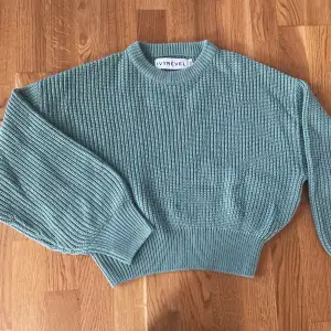 Stickad grön tröja från Ivyrevel(säljs inte längre). Storlek S. Tröjan är bra skick. Använd få antal gånger. ⭐️ säljer då jag inte har någon användning för den längre. Är 170 cm lång.