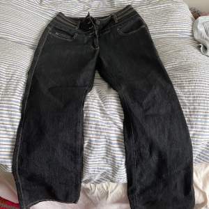 Säljer dessa jeans som är köpta i Frankrike då de är lite för små för mig. 