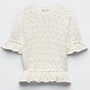 Zara stickad t-shirt - Supersnygg tröja från zara som aldrig är använd (prislappen är fortfarande kvar) 💗 Vill ni ha fler bilder eller har några frågor är det bara att höra av sig!💗