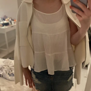 Linne hm - Fint volanglinne från hm, använt ca 3 gånger, jättebra skick. Storlek 38 men passar bra på mig med xs och s. Köpte för typ 100kr och säljer för 40kr