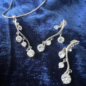 Perfekt som present - Underbar set i äkta silver säljes till bra pris! Super fin skick!  Ord pris: 130 euro