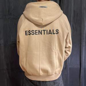 Oanvänd Essentials zip hoodie. Säljer på grund av att den är lite för kort. Tag och påse medföljs 