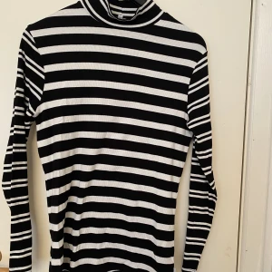 Svartvit tröja - Oanvänd svartvit tröja i storlek M men passar även S
