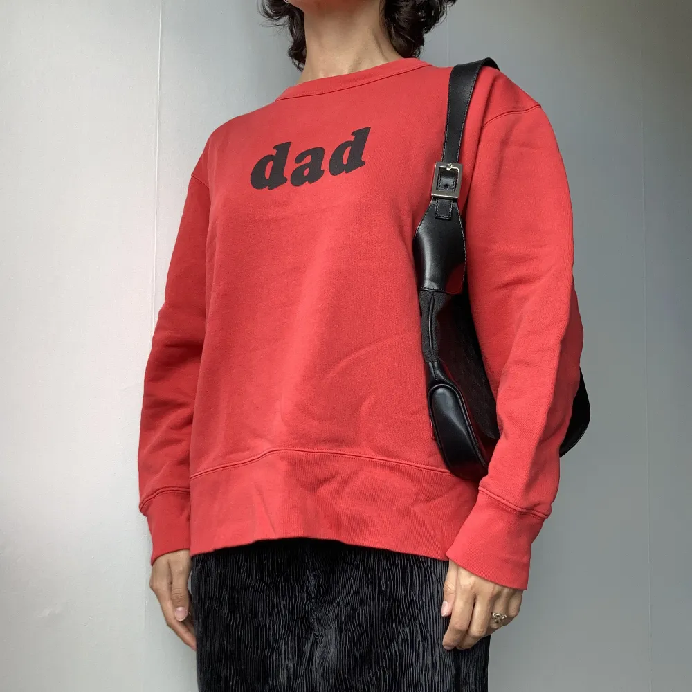 • VIBRANT RED ”DAD” SWEATSHIRT WITH FLEECE INSIDE, FROM FACE COLLECTION  • SIZE - XXS / EU 32 (Fits XS-M) • BRAND - Acne Studios • MATERIAL - Cotton. Tröjor & Koftor.