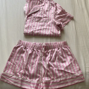 Victoria’s Secret pyjamas - Säljer denna rosa randiga pyjamasen från Victoria Secret, vet inte exakt storleken men skulle säga Xs/s. 