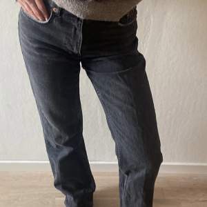 Midwaist straight jeans från Zara, as snygga i mörkgrå/svart⭐️