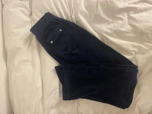 mörkblå juicy - säljer mina juicybyxor i färgen night sky 🌌 säljer pga för stor storlek, tryck ej på köp nu!!  