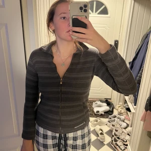 Peak Performance kofta - Jag säljer min kofta ifrån peak performance som är i storlek M. Den är jätteskön och bekväm. Den är mycket använd och är lite nopprig men fortfarande jättefin💕