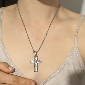 Halsband  - Halsband med ett kors💗