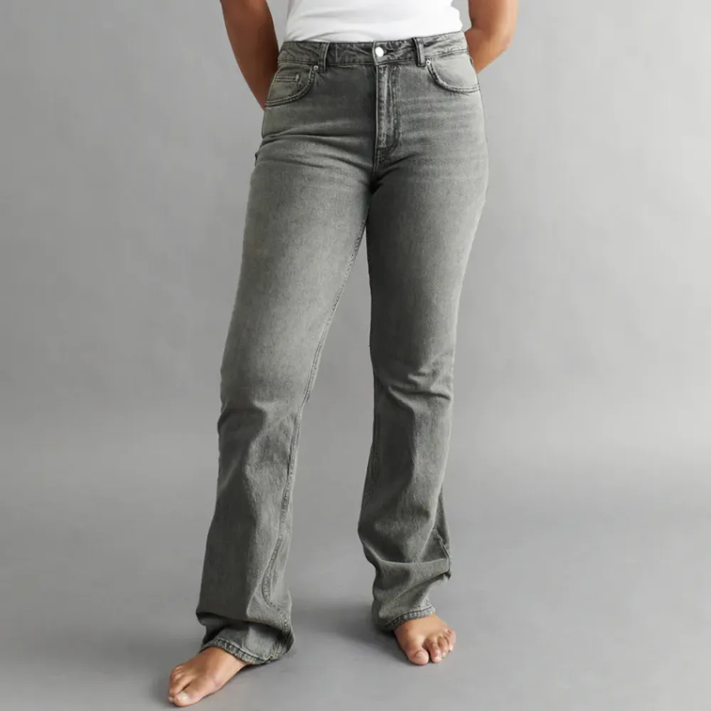 Gråa Full Lenght Flare Jeans från Gina i storlek 32 🤍 andvända i bra skick! Klippta när de köptes pga lite för långa 🤍(sista bilden visar längd på mig som 160 lång). Jeans & Byxor.