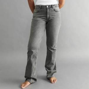 Gråa Full Lenght Flare Jeans från Gina i storlek 32 🤍 andvända i bra skick! Klippta när de köptes pga lite för långa 🤍(sista bilden visar längd på mig som 160 lång)