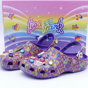 Crocs x Lisa Frank - Helt nya i box med tags, aldrig använda. Storlek EU 37-38 (US W7). Alla jibbitz ingår och går att flytta runt eller tas bort om så önskas. Limiterad upplaga och går ej att få tag på längre. 