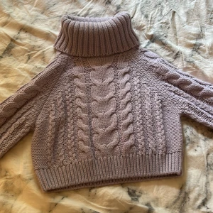 Stickad tröja🫶 - Jag säljer denna fina stickade tröja ifrån Gina! använd 1 gång. ny pris runt 400 men säljer för 69