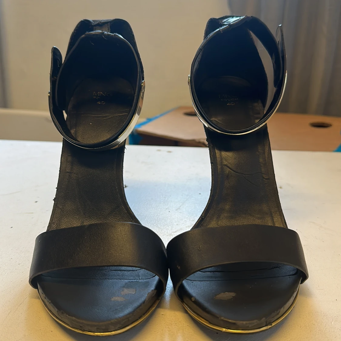 Svart klackskor med guld