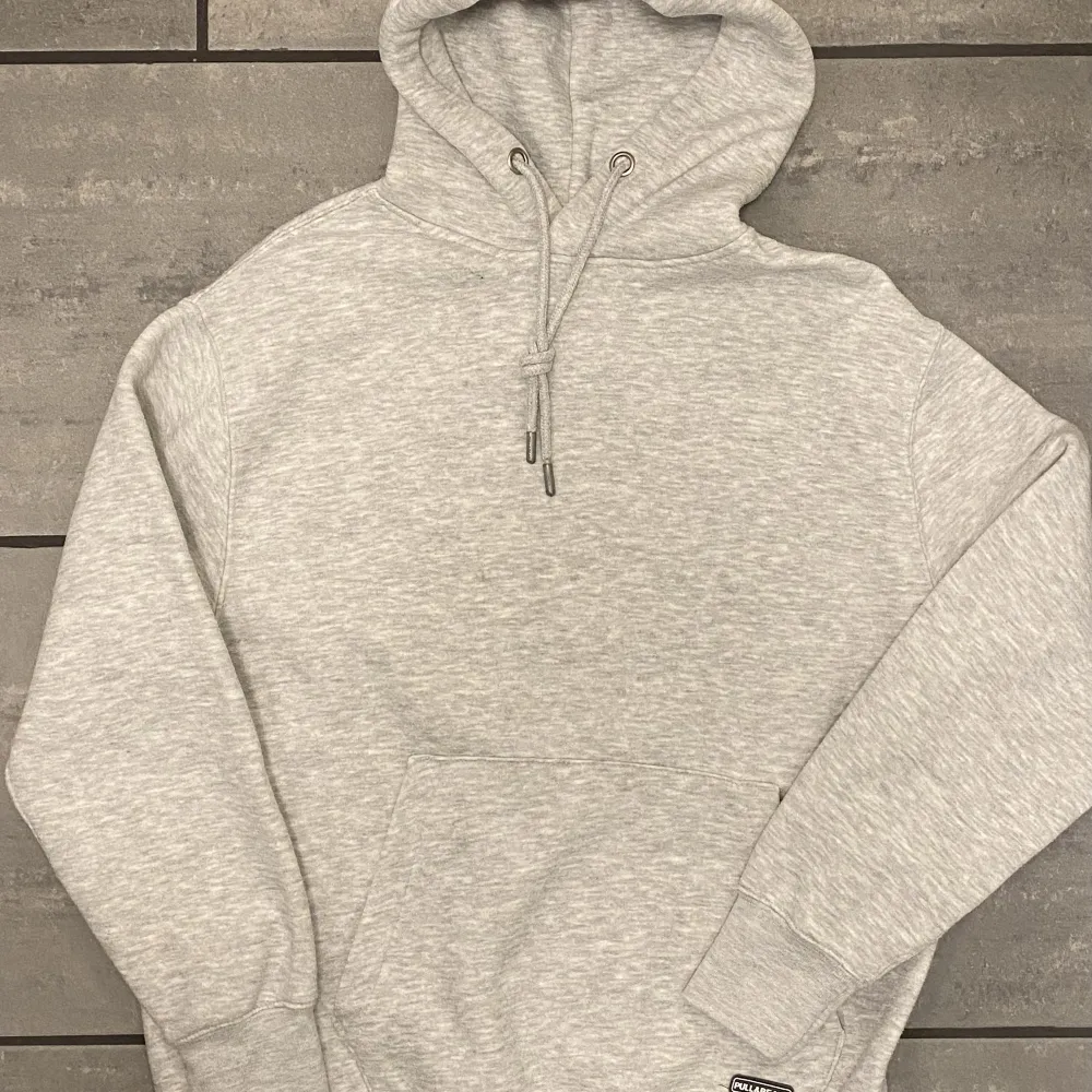 Fräsch ljusgrå hoodie Pull & Bear. XXS, men stor i stl, som en S.. Hoodies.