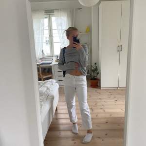 Superfräscha vita jeans. Lite korta i benen på mig som är 168 så passar nog någon 158-165 kanske🫶kan gå ner i pris vid snabb affär. Endast använda ett fåtal gånger. 