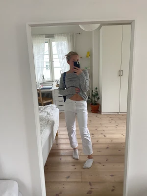 Vita ”Mom Jeans” - Superfräscha vita jeans. Lite korta i benen på mig som är 168 så passar nog någon 158-165 kanske🫶kan gå ner i pris vid snabb affär. Endast använda ett fåtal gånger. 
