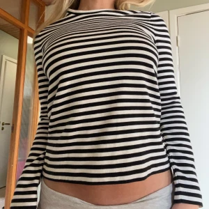 randig tröja! - säljer denna så fina randiga topp från Cos!💌oanvänd