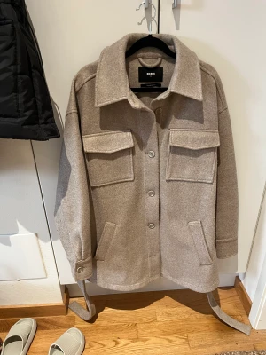 Kappa/Jacka  - En kappa/jacka från BikBok. Inköpt för ca 3 år sedan. Använd fåtal gånger, inte använd senaste 2 åren. Säljer på grund av flytt. Minns inget nypris. 